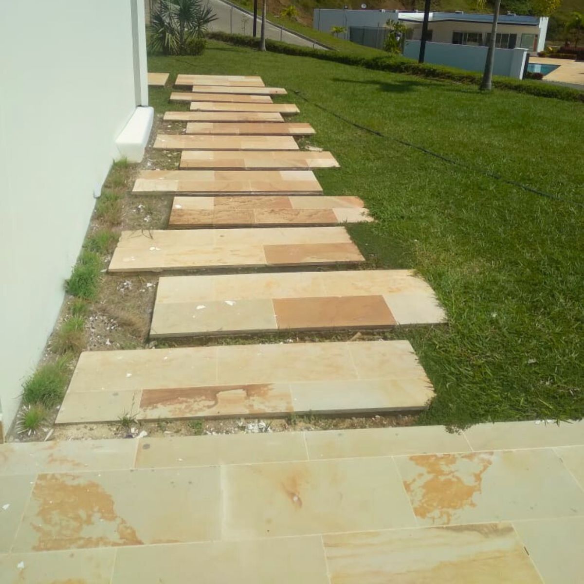 Pasos para Jardines en Piedra Crema